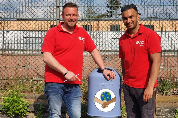 Mülleimer auf dem Sportplatz